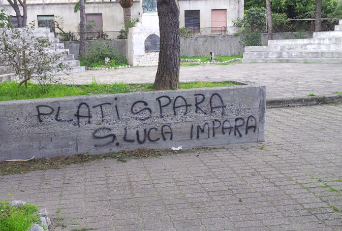 Scritta shock a Bovalino: «Platì spara San Luca impara»